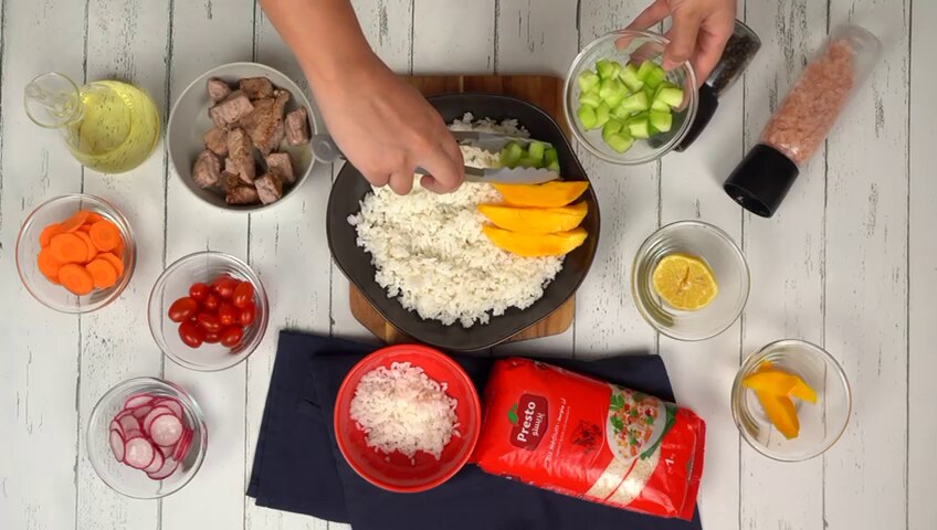 Ajout des ingrédients au riz comme le concombre