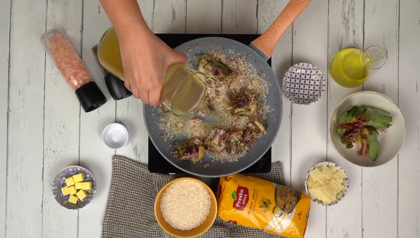 Ajouter le bouillon au mélange de risotto et d’artichaut