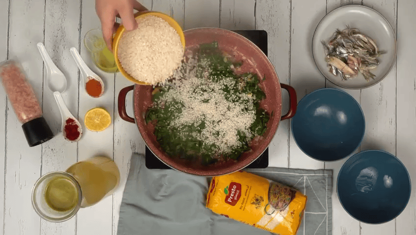 Ajout de riz rond Presto à la poêle 
