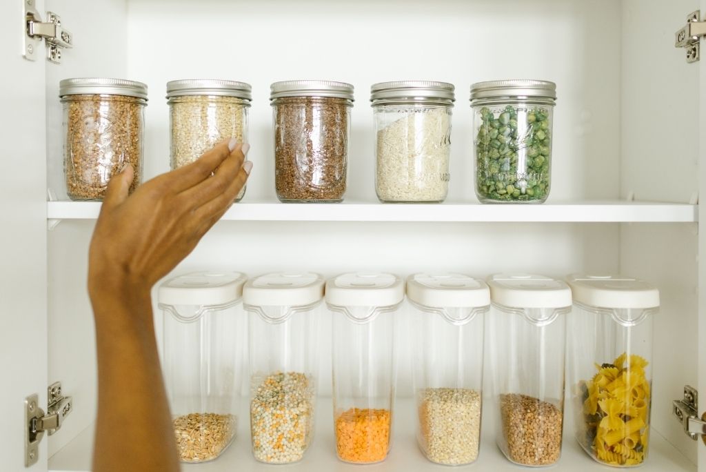 Garde-manger organisé avec bocaux de riz et céréales