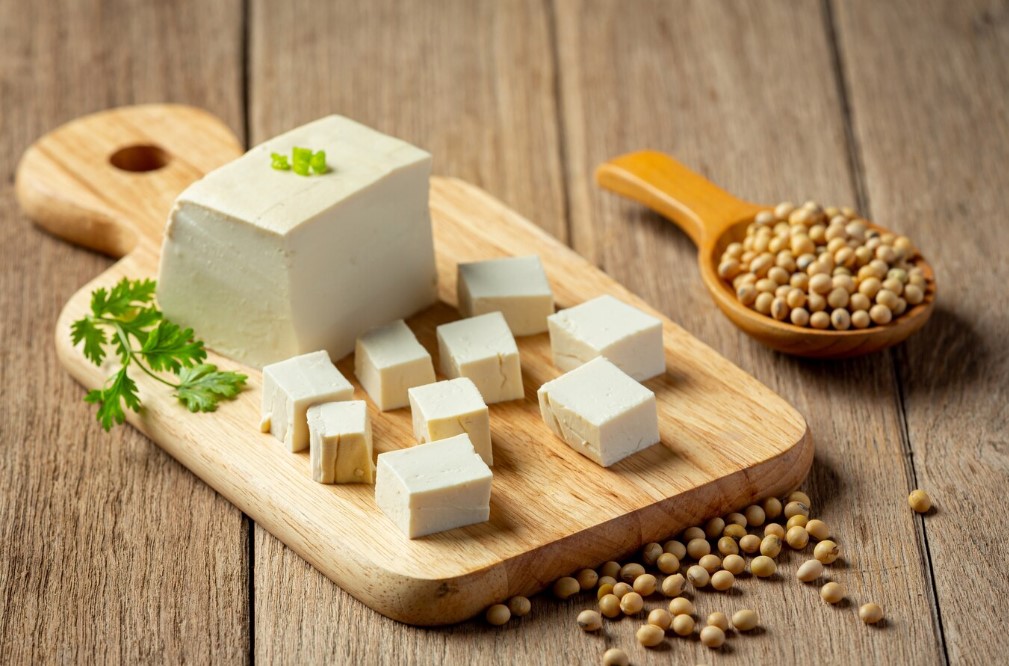 du tofu et des grains de soja