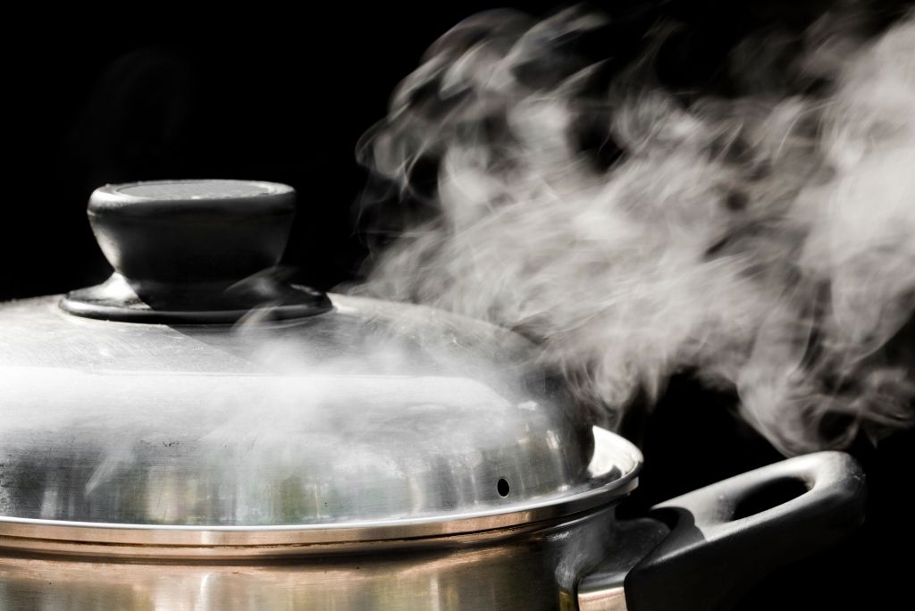 اكتشف كيفية الطهي على البخار بدون جهاز بخار صورة مقرّبة لكسكاس من الفولاذ المقاوم للصدأ يتصاعد منه البخار، في خلفية ضبابية