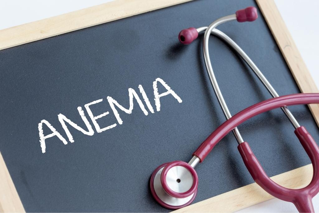 Tableau indiquant "ANEMIA", soulignant l'importance des aliments riches en acide folique pour prévenir certains types d'anémie.