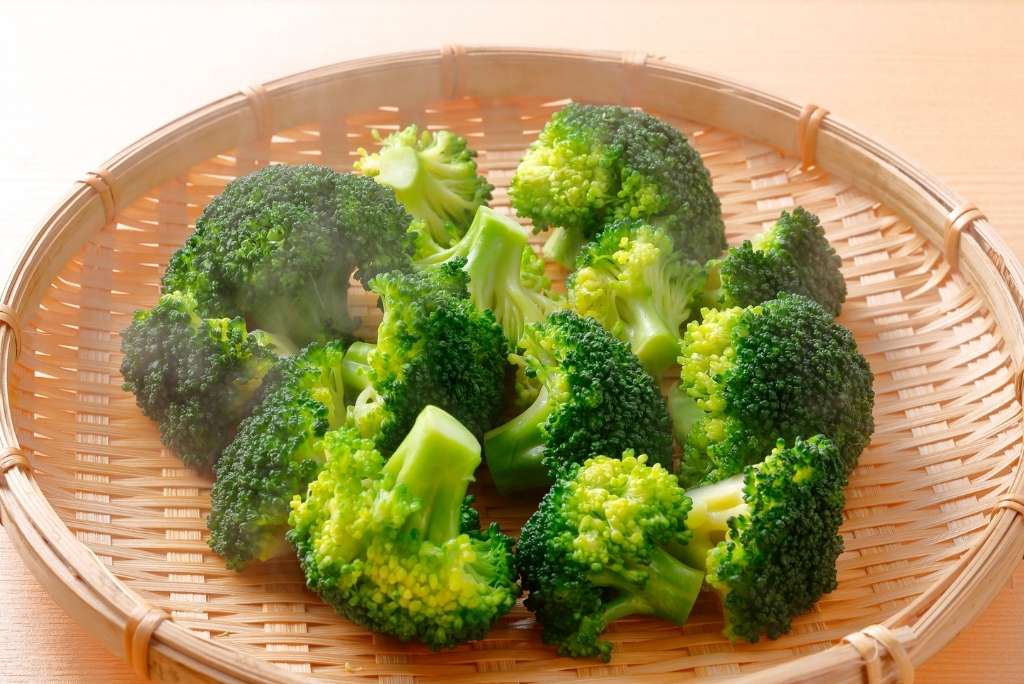 زهيرات بروكلي مطهوة بالبخار داخل سلة مستديرة من الخيزران.