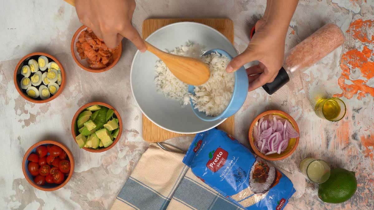 ضعوا أرز بريستو الطويل المطهو والمبرّد مسبقًا