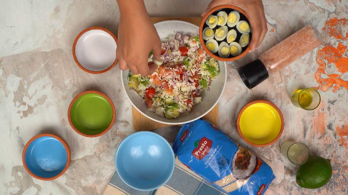  بيضات سمان مسلوقة ومقطعة إلى نصفين  