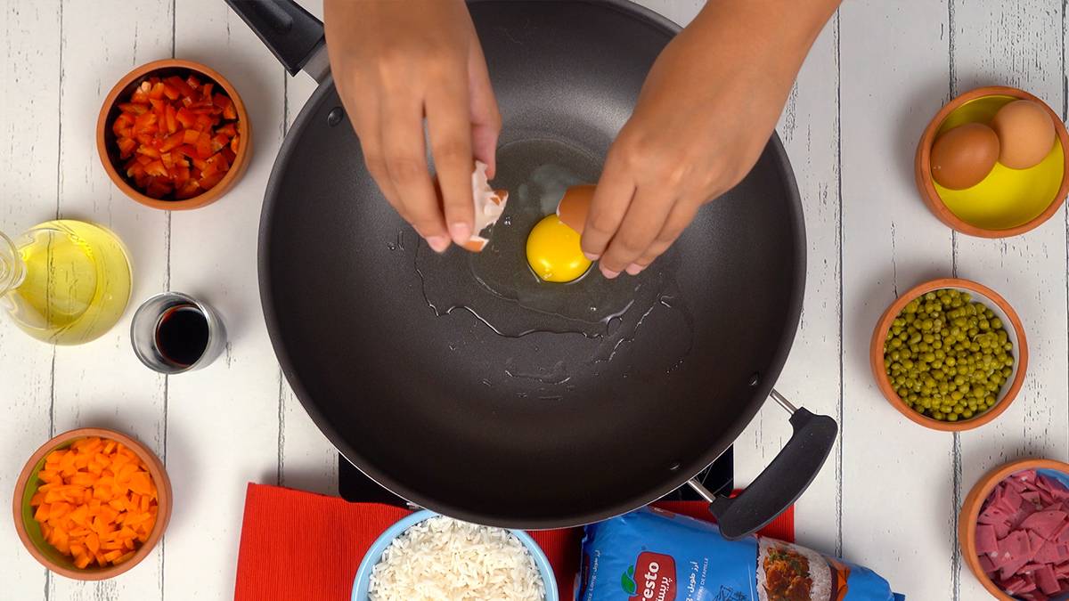 Faire revenir les œufs Une personne mélange des ingrédients dans un bol pour préparer la vinaigrette.