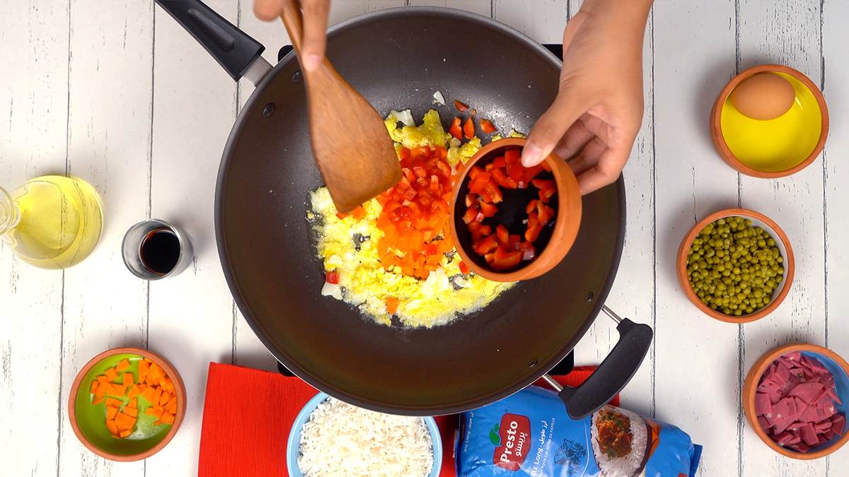 Faire revenir les œufs Une personne mélange des ingrédients dans un bol pour préparer la vinaigrette.