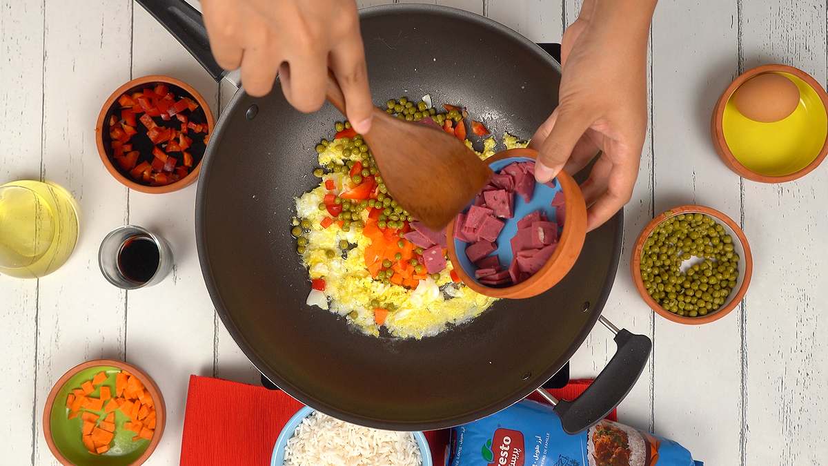 Faire revenir les œufs Une personne mélange des ingrédients dans un bol pour préparer la vinaigrette.