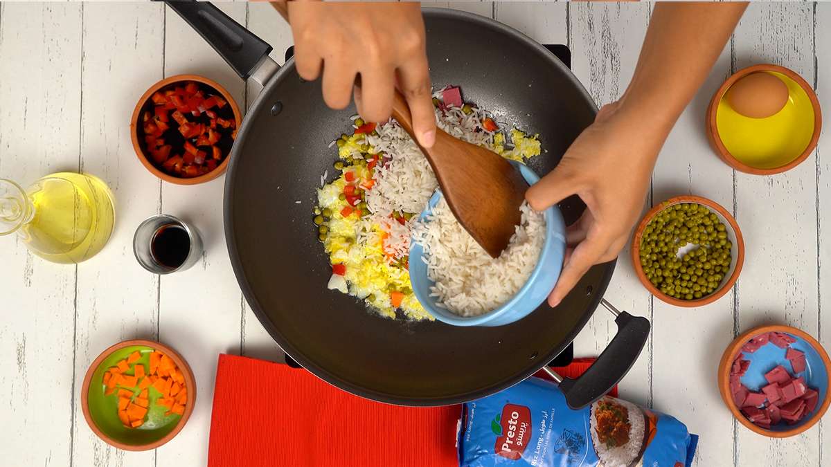 Faire revenir les œufs Une personne mélange des ingrédients dans un bol pour préparer la vinaigrette.