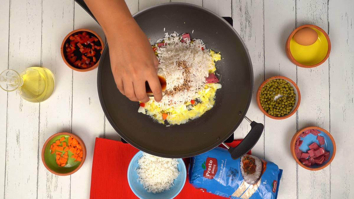 Faire revenir les œufs Une personne mélange des ingrédients dans un bol pour préparer la vinaigrette.