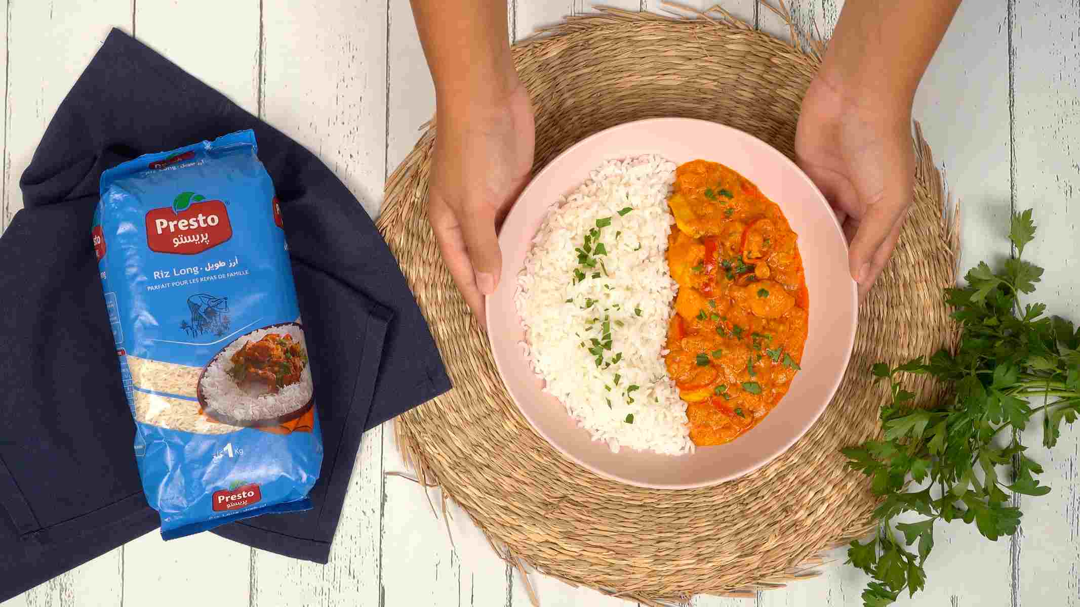 التقديم والتذوق طبق دجاج تيكا ماسالا يقدم مع الأرز الأبيض ومزين بالأعشاب الطازجة.