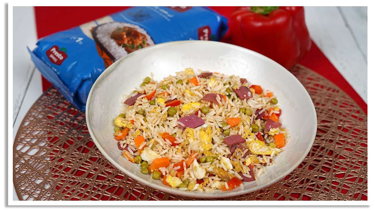 Faire revenir les œufs Une personne mélange des ingrédients dans un bol pour préparer la vinaigrette.