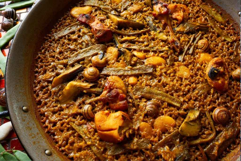 باييلا فالنسية تقليدية أصيلة، تتميّز بمكوّنات برّية: حلزون، فاصولياء خضراء مسطّحة، فاصولياء بيضاء كبيرة وقطع لحم (غالبًا أرنب ودجاج).