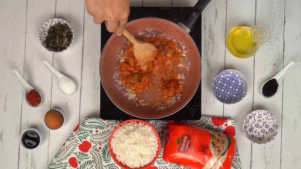 Faire revenir l’oignon et le kimchi On commence par faire revenir des oignons hachés dans une poêle avant d'ajouter le kimchi coupé en morceaux.