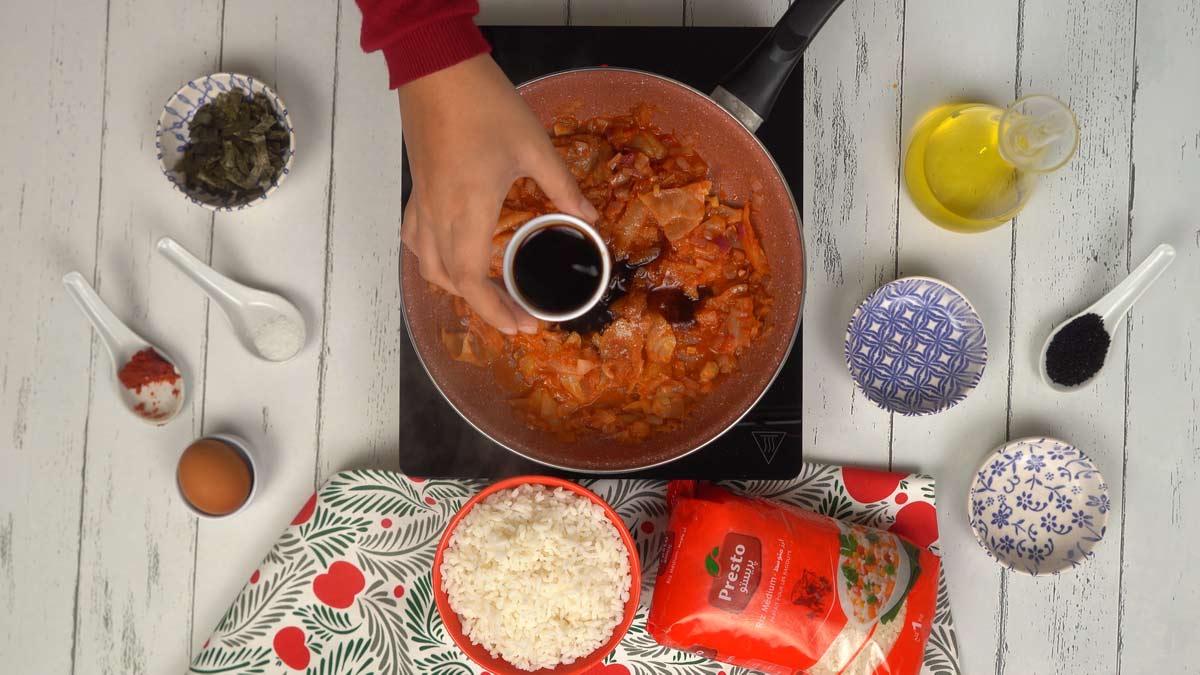 Ajouter les assaisonnements On verse une dose de sauce soja pour déglacer et apporter une profondeur de saveur umami à la garniture.