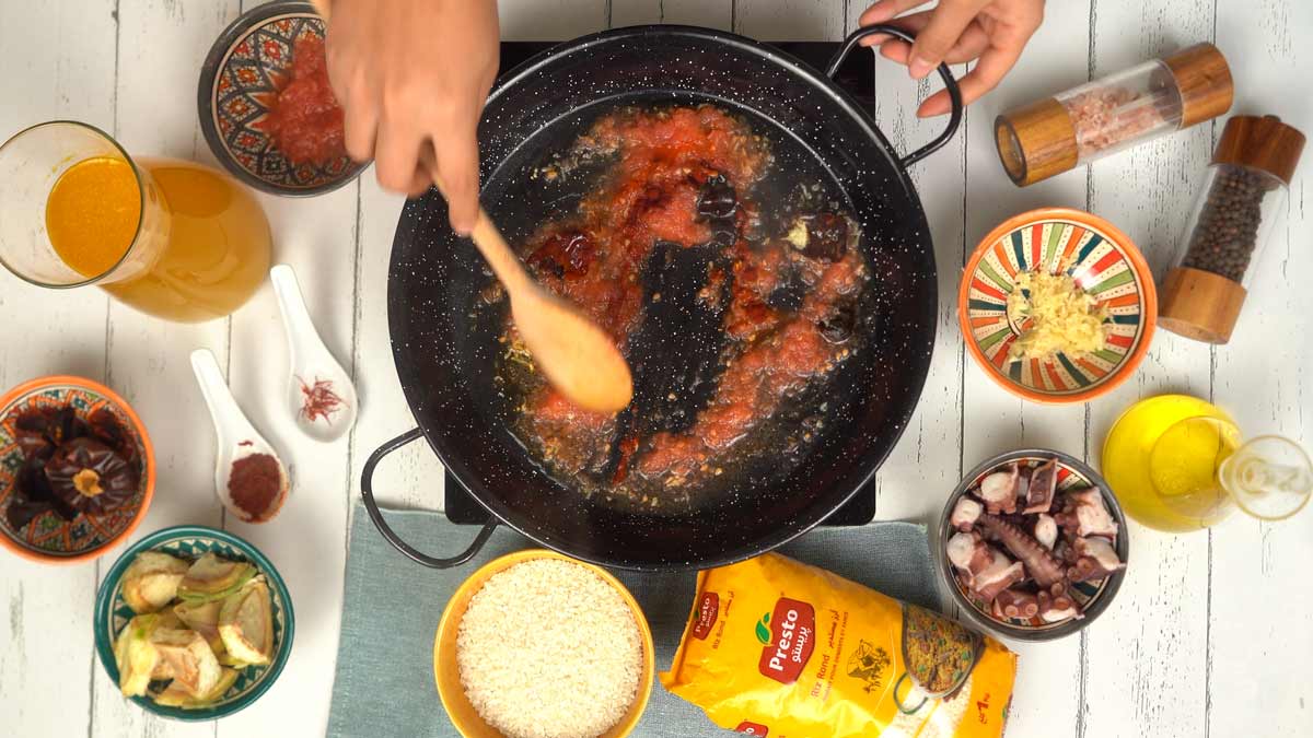 On ajoute ensuite de la tomate concassée à la base aromatique pour créer une sauce riche et savoureuse.