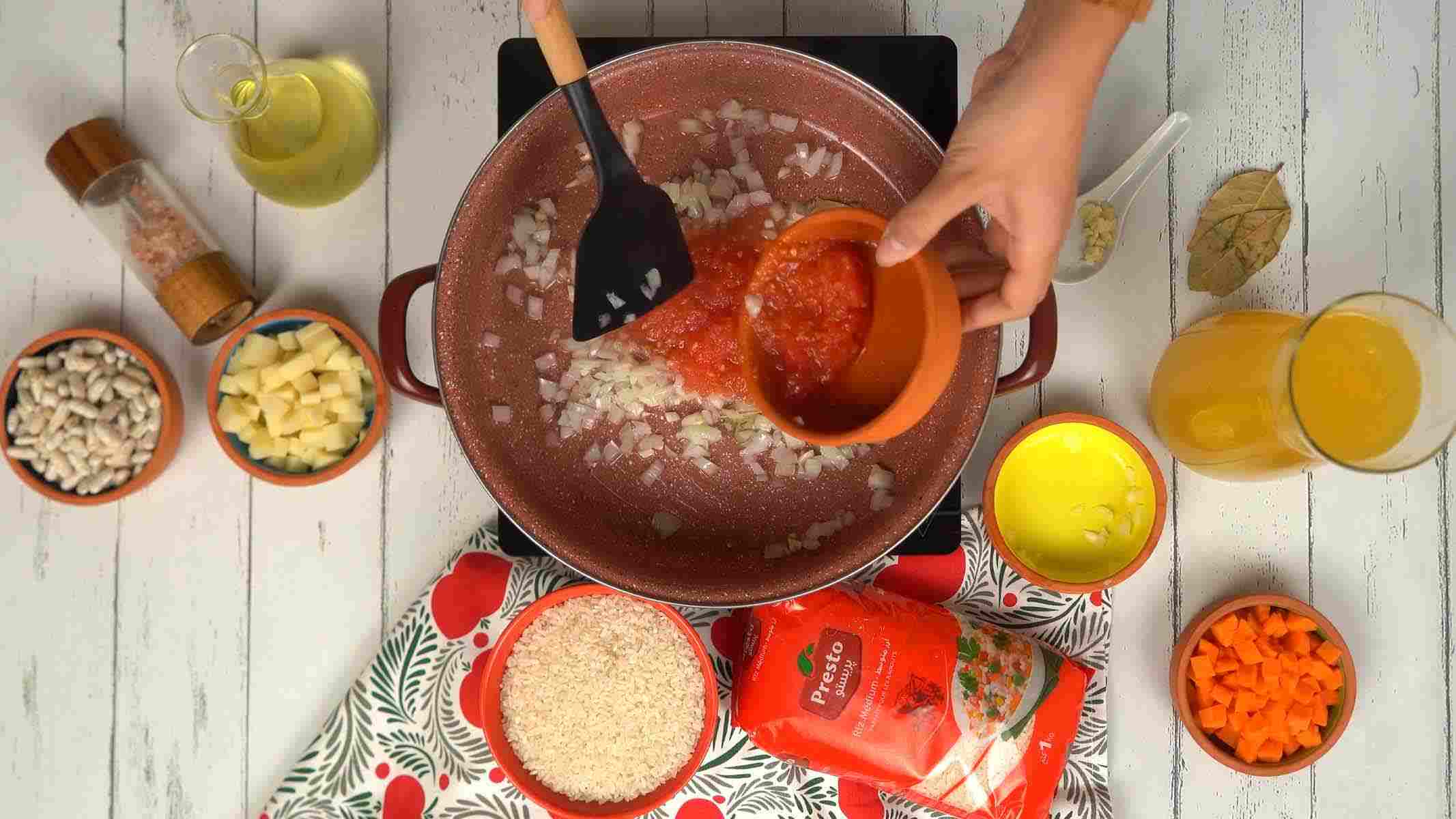 On ajoute ensuite de la tomate concassée au mélange pour créer une base de sauce savoureuse.