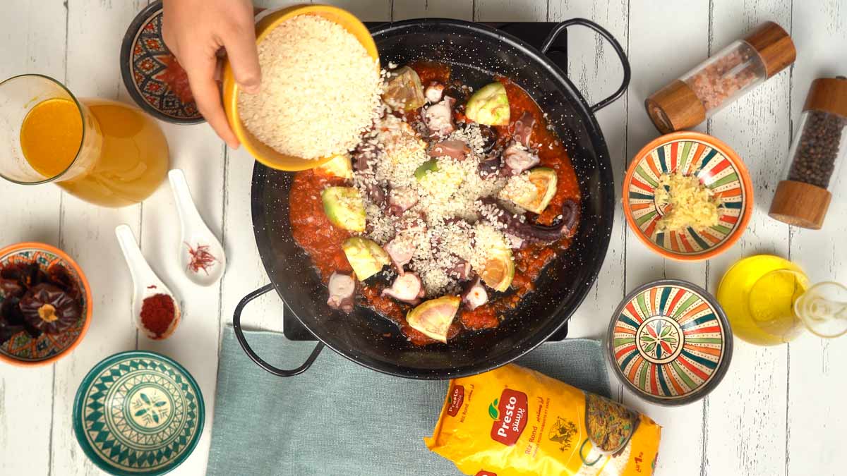 On verse le riz rond Presto directement sur la préparation pour le nacrer légèrement avant d'ajouter le liquide.