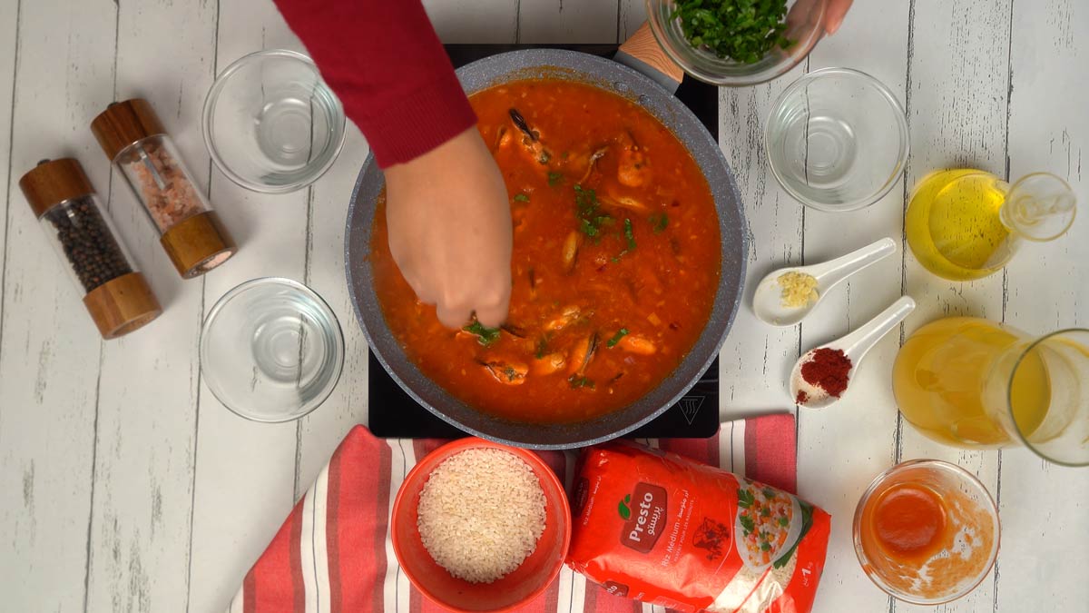 Cuisson au bouillon On parsème le plat de persil frais haché en fin de cuisson pour apporter de la fraîcheur.