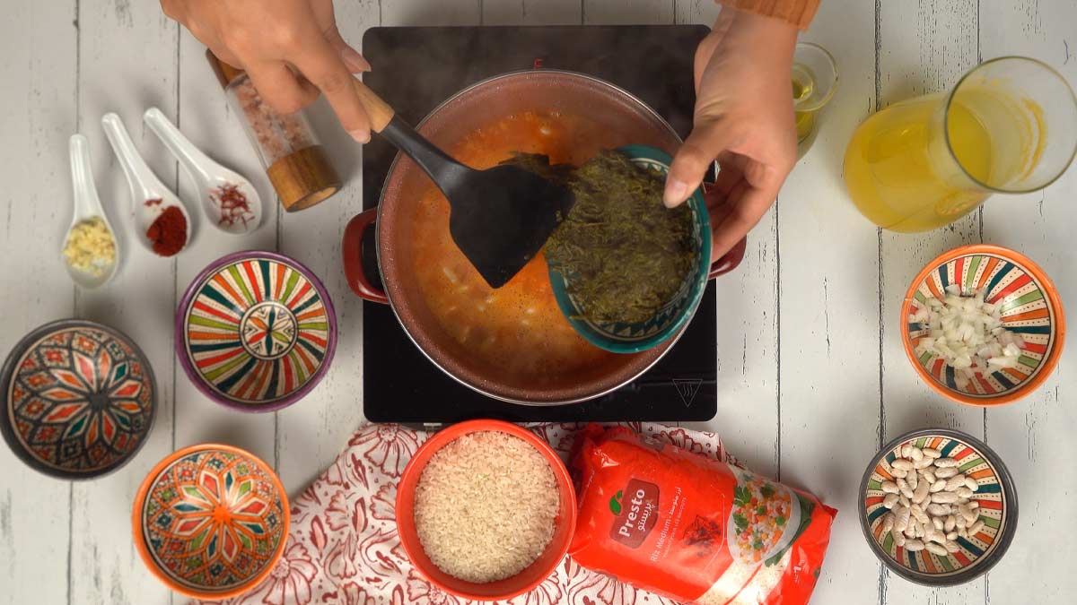 تُضاف قطع السلق في المرحلة الأخيرة لتطهى برفق مع باقي المكونات.