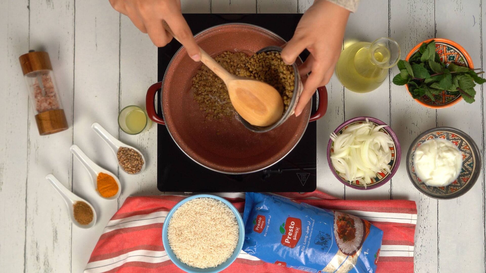 Cuire les lentilles On commence par faire cuire les lentilles dans une grande casserole d'eau.