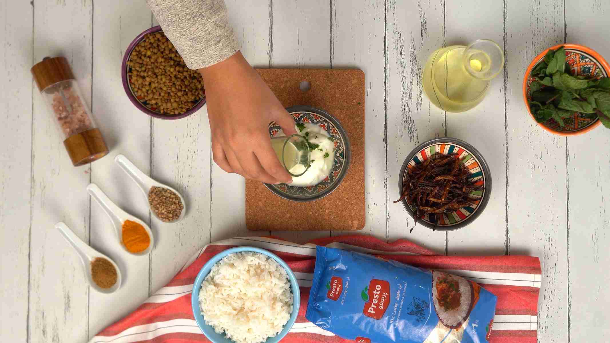 Préparer la sauce au yaourt On prépare une sauce d'accompagnement fraîche en mélangeant du yaourt avec un peu de jus de citron et des herbes.