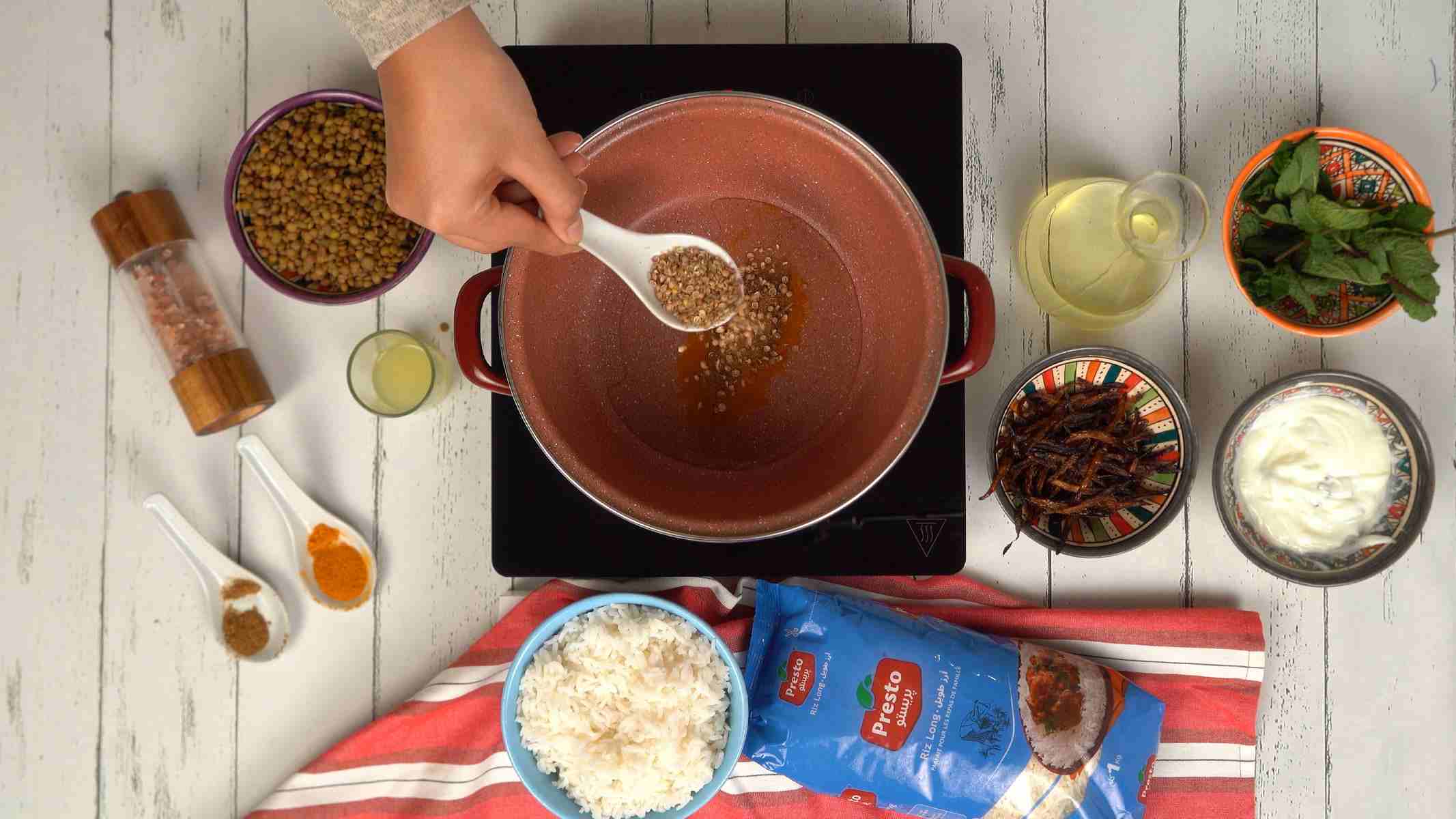 Assaisonner la base On ajoute un mélange d'épices parfumées, comme le cumin et la coriandre, pour relever le plat.