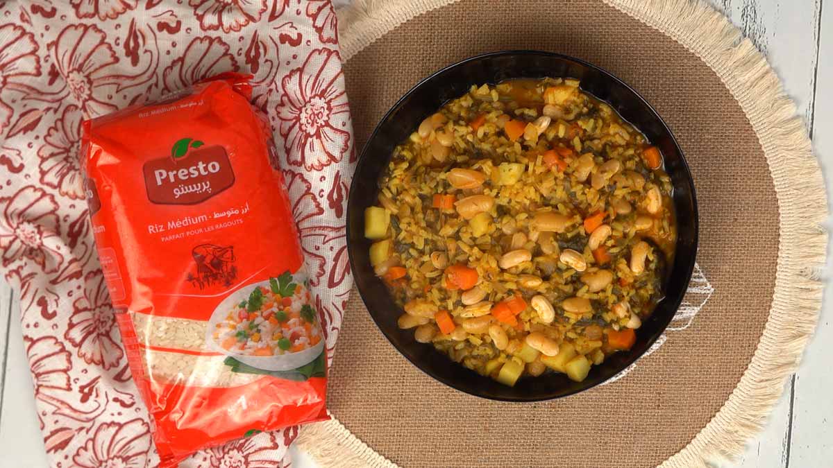 الطبق النهائي قوامه كريمي ومغذٍ، ويُقدَّم ساخنًا في وعاء عميق.