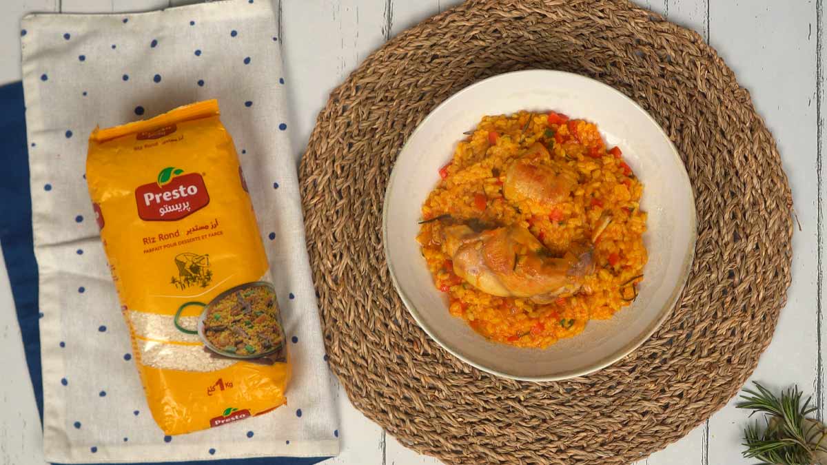Finaliser et servir Une fois le liquide absorbé, la paella est servie bien chaude, riche en textures et en arômes méditerranéens.