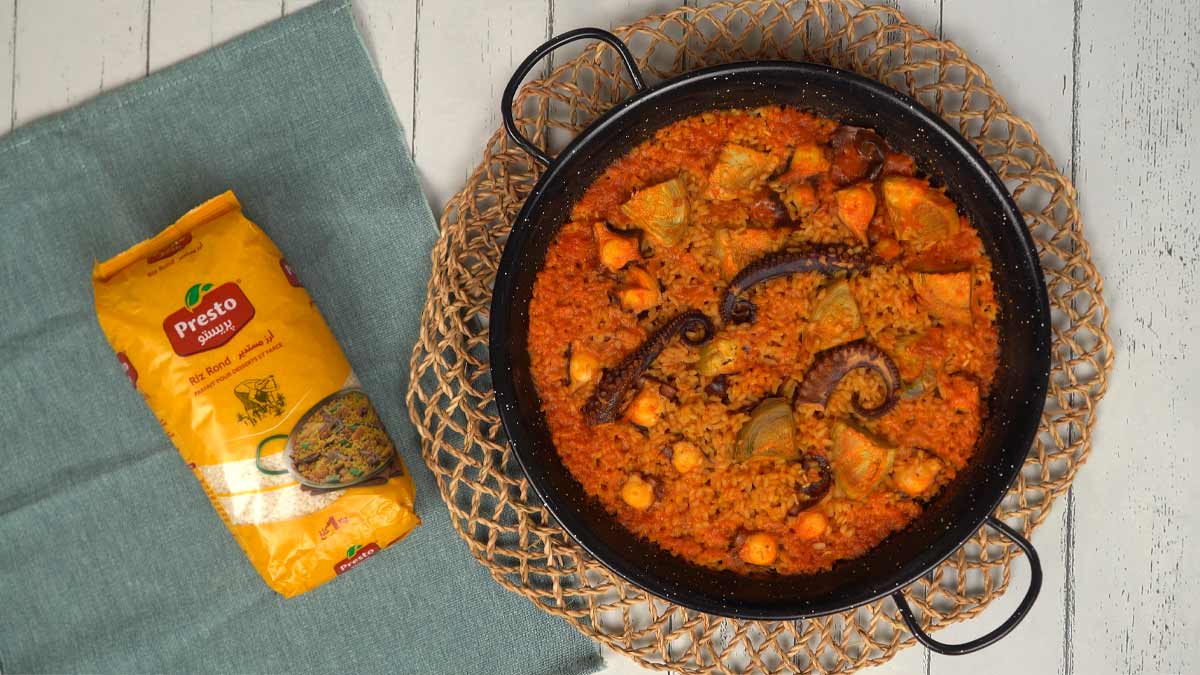 La paella est prête lorsque le riz a absorbé tout le bouillon, révélant un plat coloré et généreux.