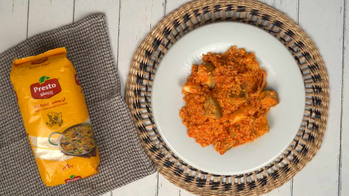 Le plat fini est un riz onctueux et parfumé, servi bien chaud avec les morceaux de poulpe et d'artichaut bien tendres.