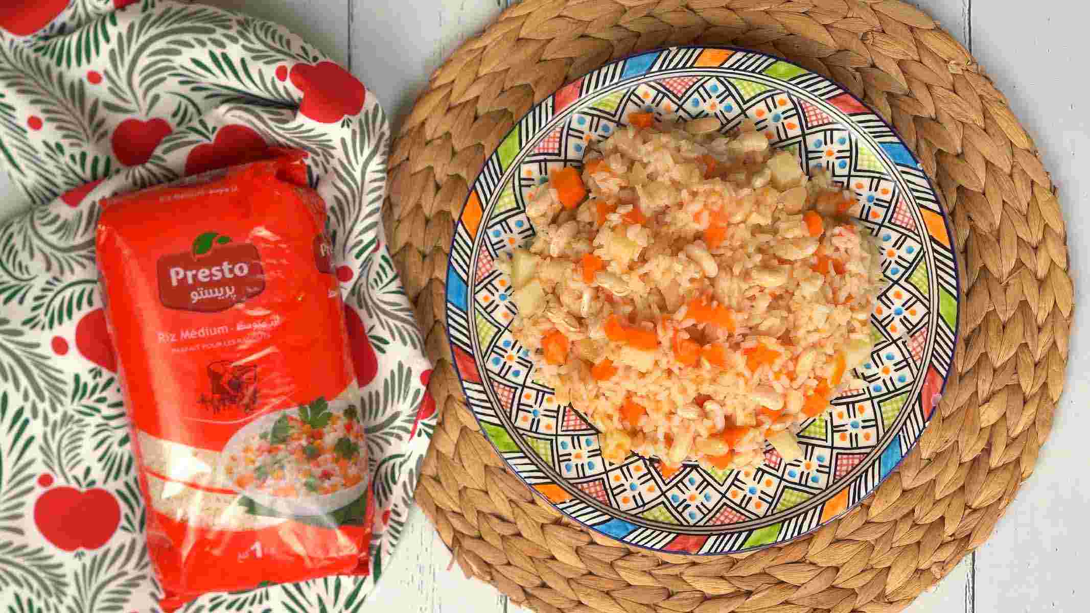 Le plat est servi chaud dans une assiette décorée, offrant un repas complet et nutritif.