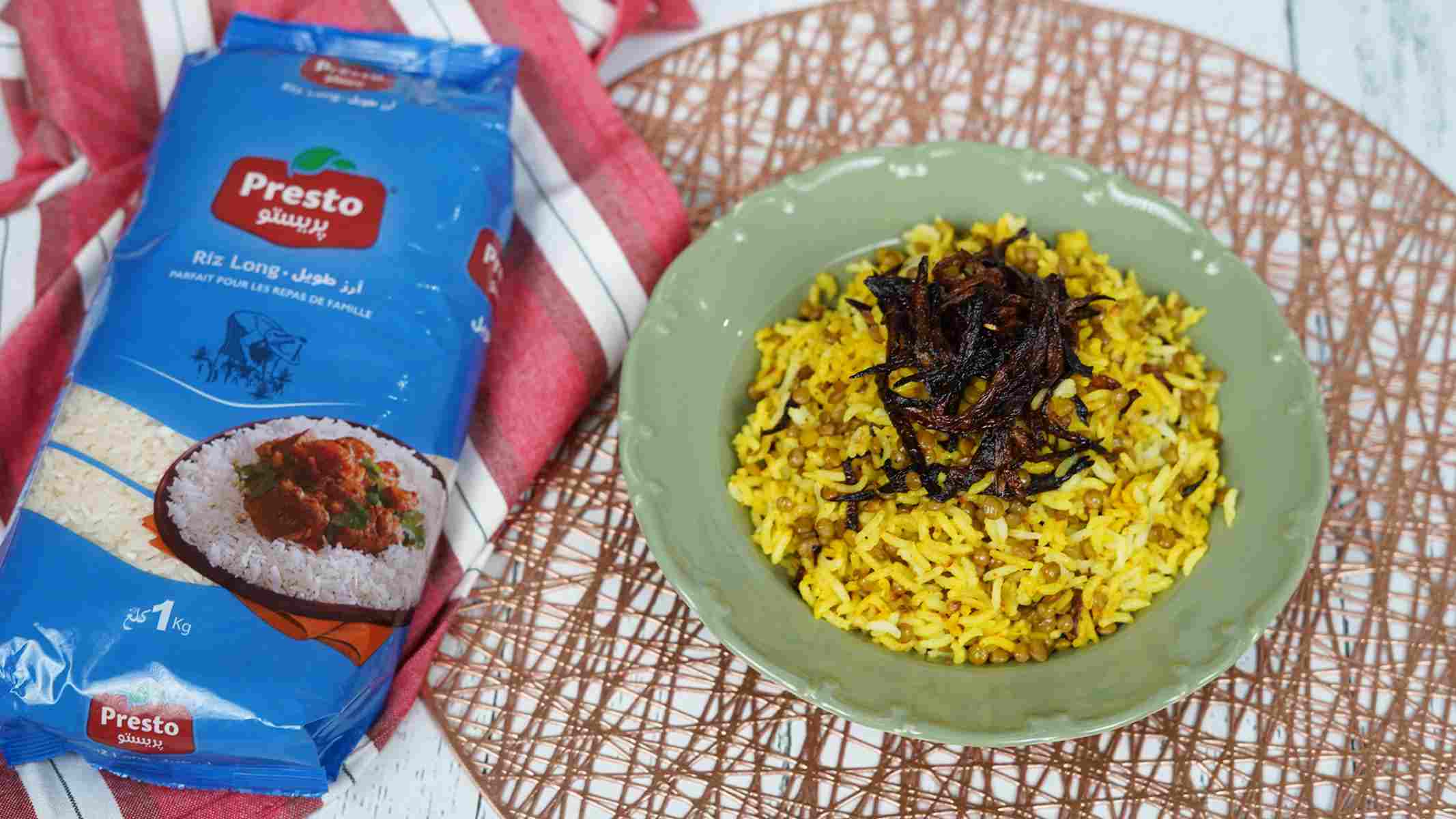 Servir On sert la Mujaddara bien chaude dans une assiette, généreusement garnie d'oignons frits sur le dessus.