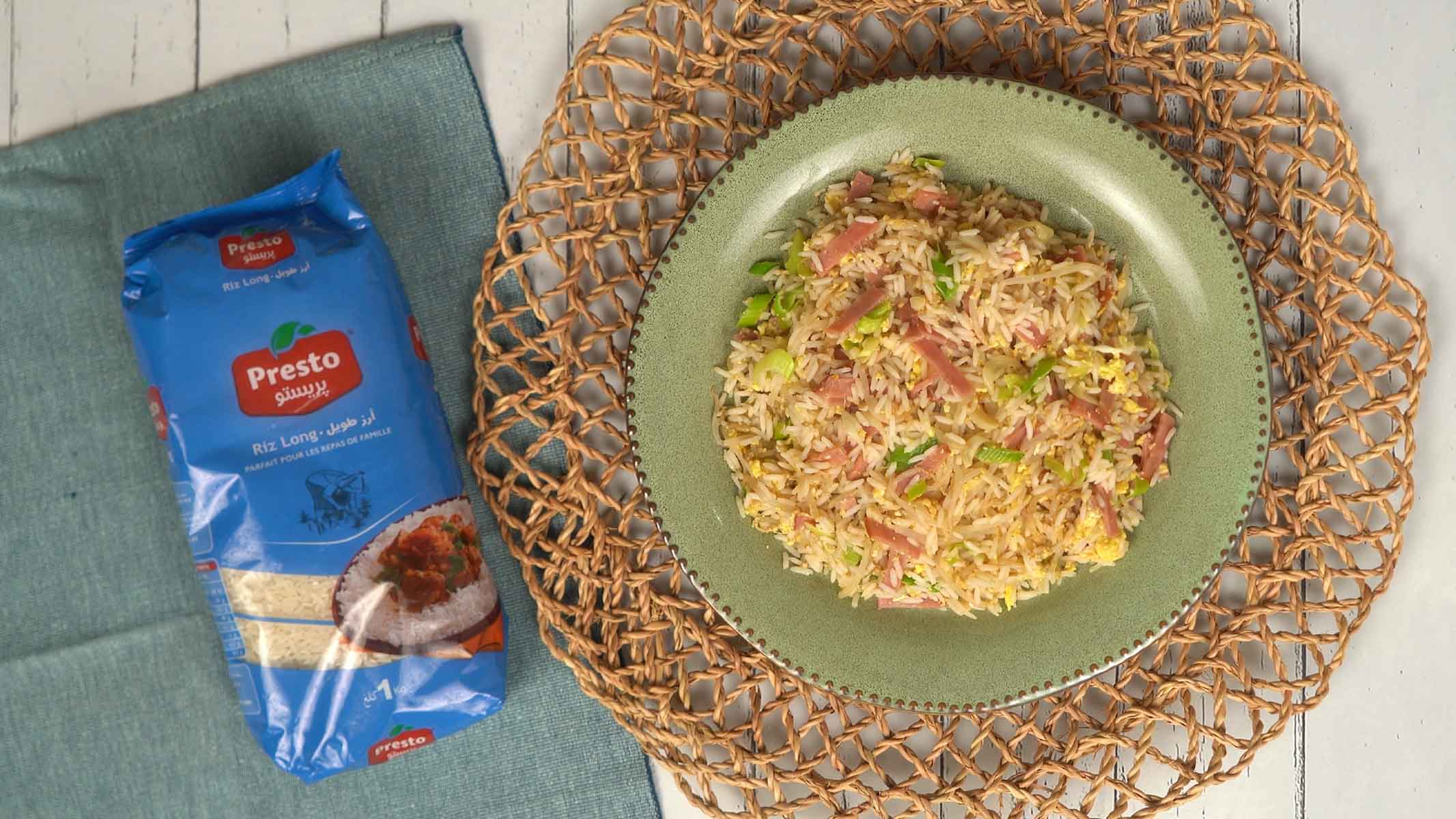 Le riz frit est prêt, offrant un mélange savoureux de textures et de parfums, idéal pour un repas complet.