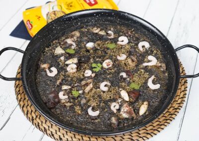 Riz noir aux calamars et aux crevettes