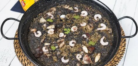 imagen receta Riz noir aux calamars et aux crevettes