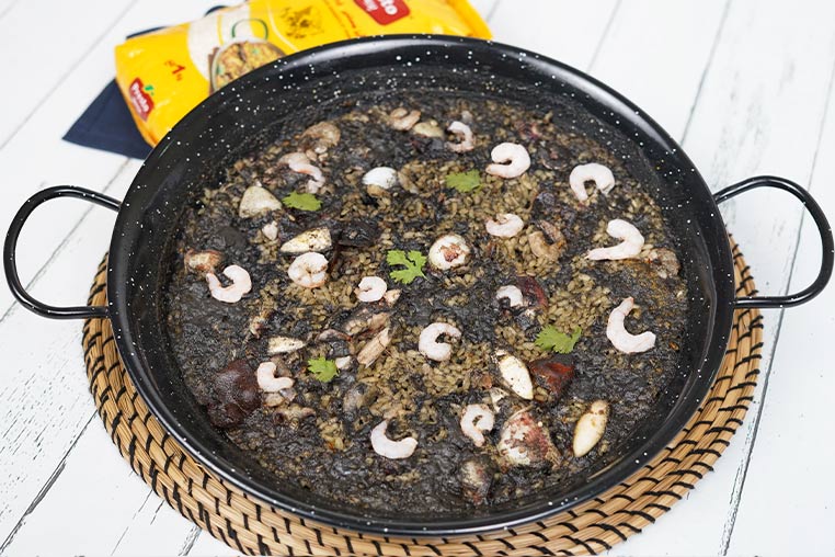 Foto de Riz noir aux calamars et aux crevettes
