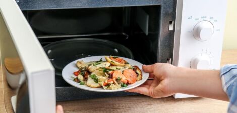 Comment décongeler les aliments dans le micro-ondes ?